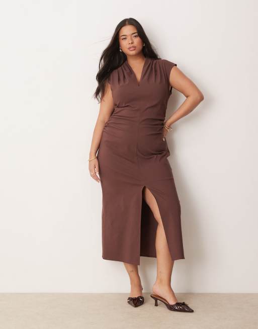 ASOS DESIGN Curve – Czekoladowa sukienka midi z bengaliny z dekoltem w szpic, zakładkami na ramionach i marszczeniem w talii