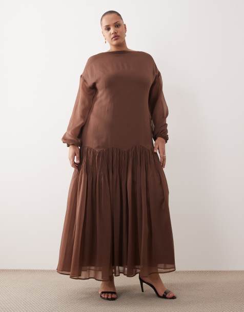 ASOS DESIGN Curve – Czekoladowa szyfonowa sukienka maxi z prostym dekoltem i godetami - view 1