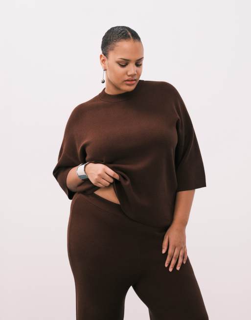 ASOS DESIGN Curve – Usztywniany dzianinowy zestaw z T-shirtem oversize i spodniami w czekoladowym kolorze, 3 z 3