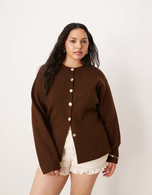 ASOS DESIGN Curve – Czekoladowy dzianinowy kardigan z okrągłym dekoltem i zapięciem na guziki w kolorze złota