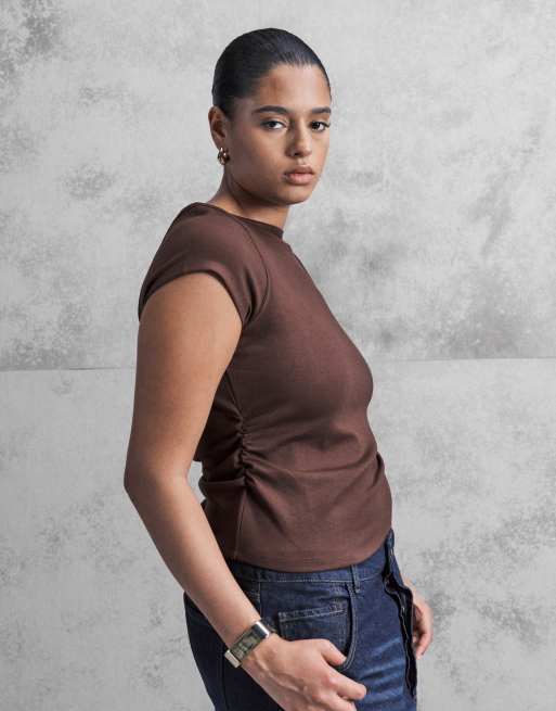 ASOS DESIGN Curve – Czekoladowy prążkowany T-shirt ze skośnymi rękawkami i marszczeniem