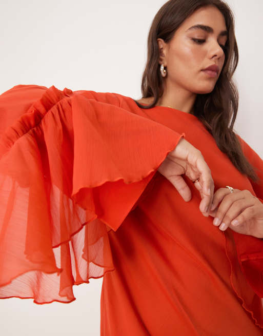 ASOS DESIGN Curve – Czerwona szyfonowa sukienka maxi z długimi rękawami i warstwowymi falbankami, 2 z 4