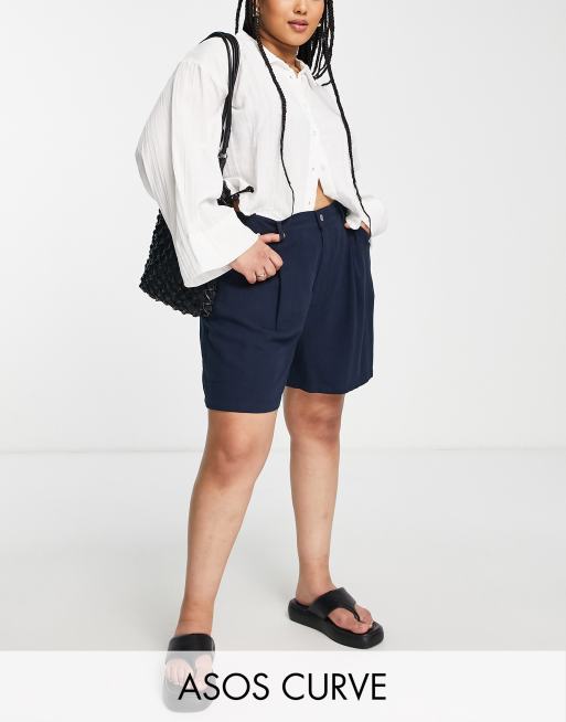 ASOS DESIGN Curve Dad Shorts in Marineblau mit Leinenanteil