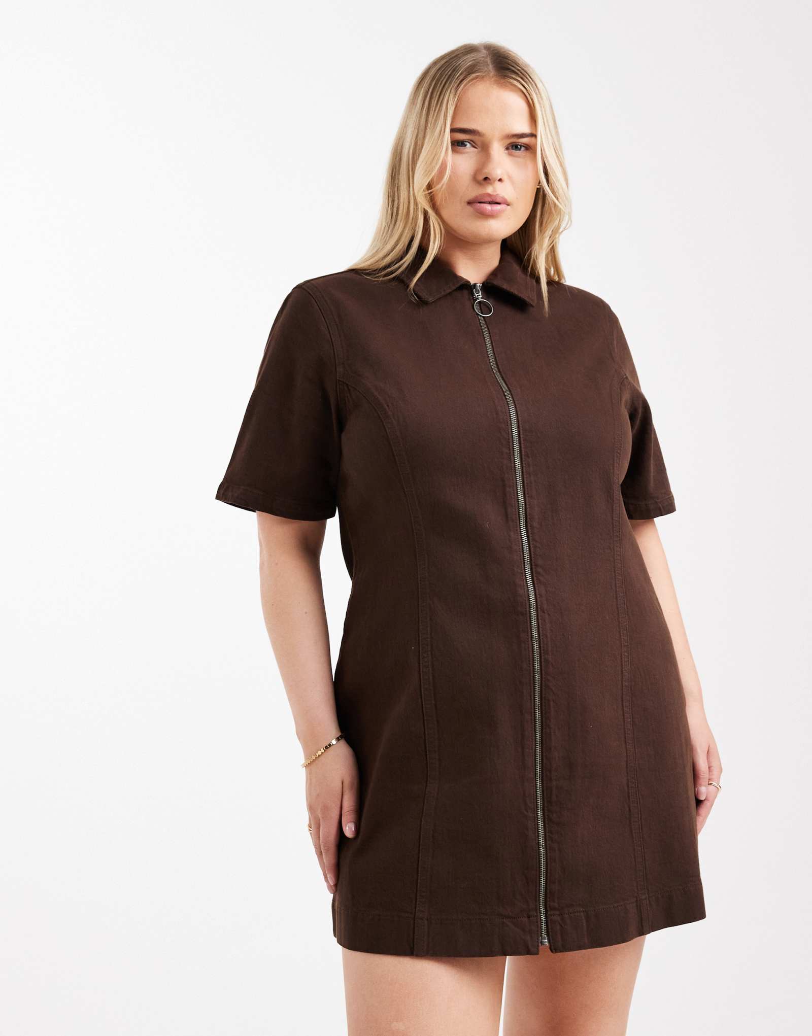 Джинсовое мини-платье ASOS DESIGN Curve с коротким рукавом и застежкой-молнией шоколадного цвета