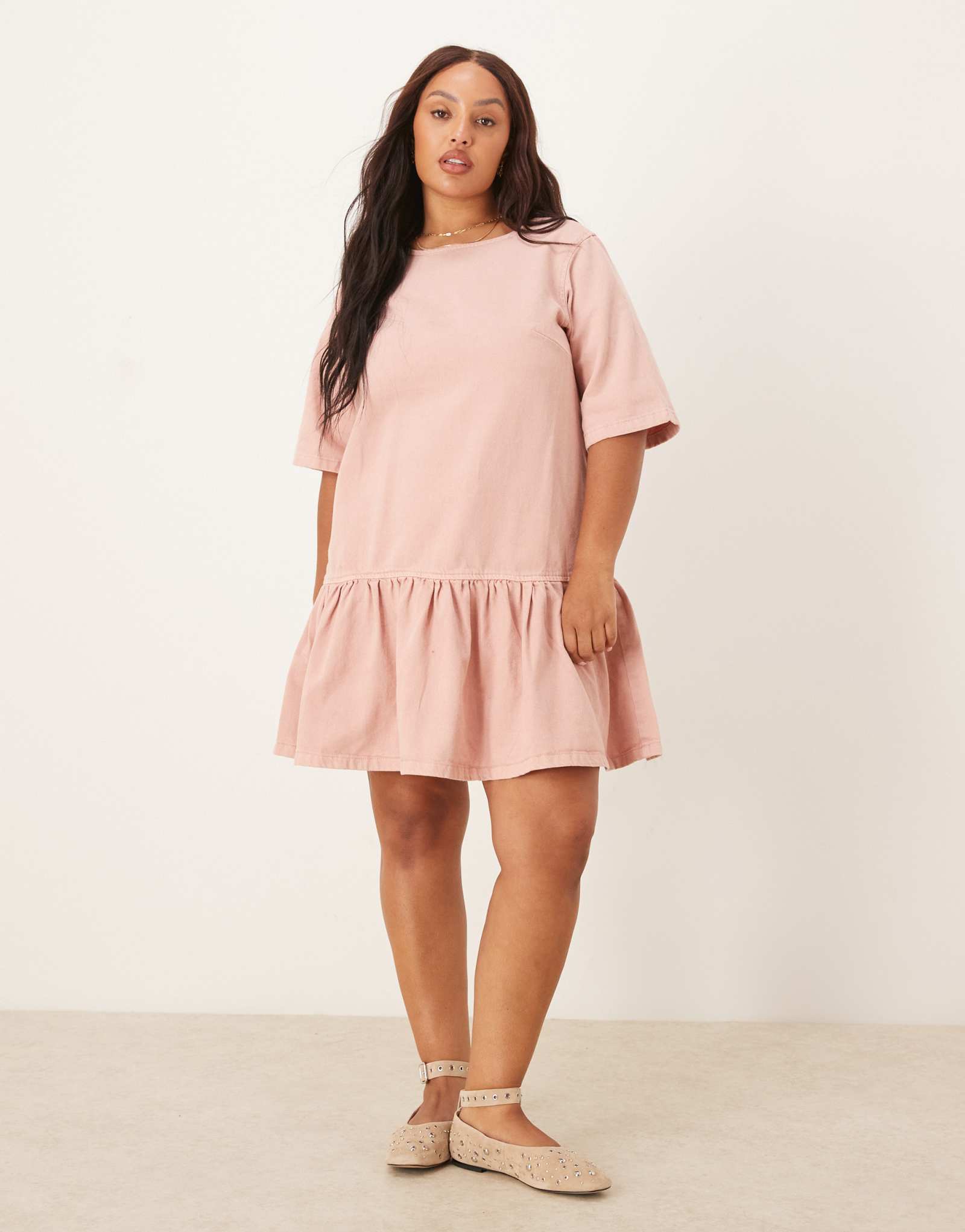 Джинсовое мини-платье-футболка ASOS DESIGN Curve с заниженной талией розового цвета