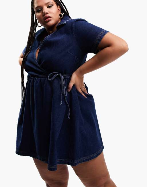 ASOS DESIGN Curve - Denim wikkeljurk in blauw 