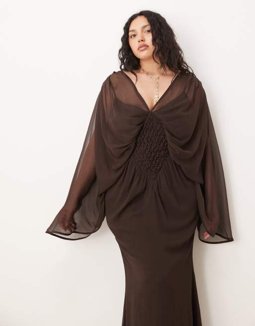 ASOS DESIGN Curve - Diepuitgesneden maxi jurk met cape-mouwen en gesmokt honingraat-detail in chocoladebruin