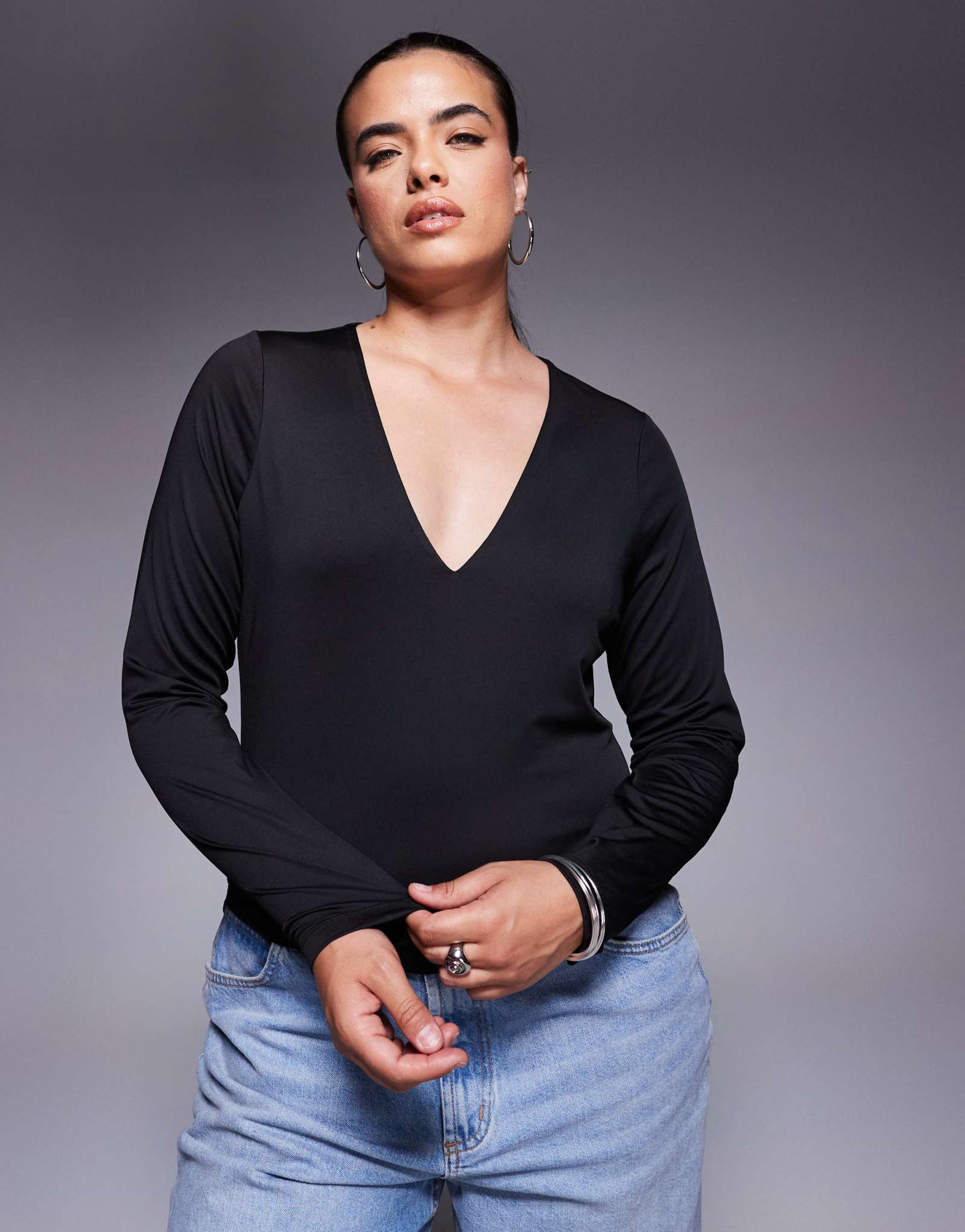 Двухслойный топ с глубоким v-образным вырезом и длинными рукавами ASOS DESIGN Curve черного цвета
