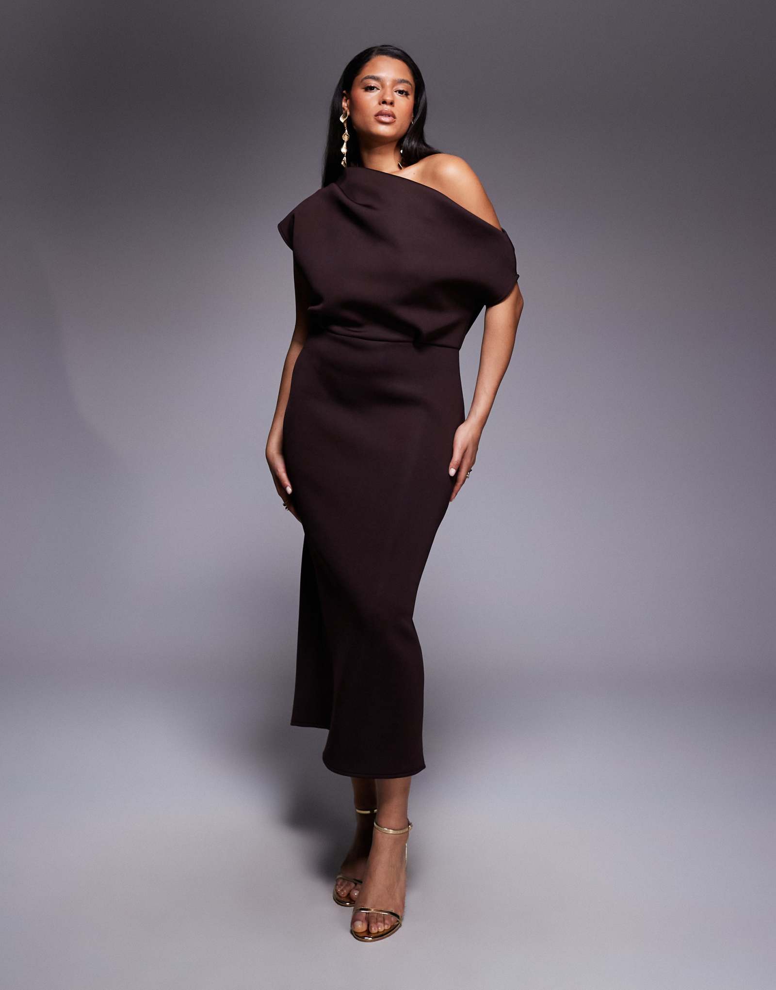 Платье миди с эффектным вырезом ASOS DESIGN Curve из коричневой ткани в стиле скуба