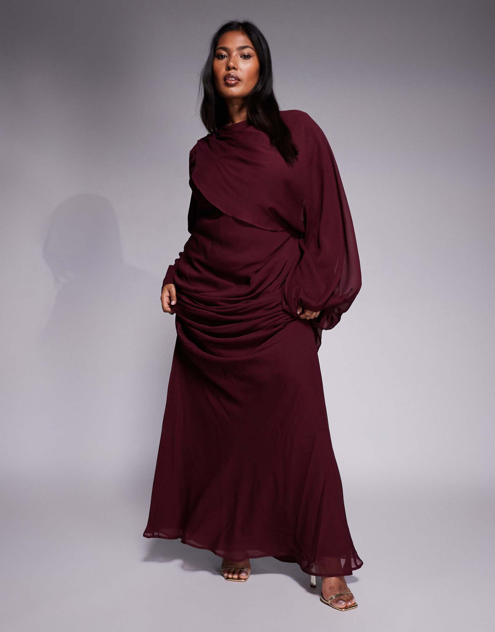 Макси-платье ASOS DESIGN Curve с драпировкой спереди и рукавом-блузоном цвета шелковицы