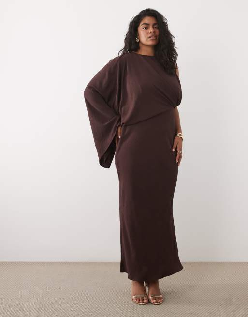 ASOS DESIGN Curve - Draperet oneshoulder-maxikjole med søjlesnit bagpå i fudge-brun, 2 af 4