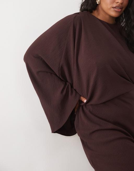 ASOS DESIGN Curve - Draperet oneshoulder-maxikjole med søjlesnit bagpå i fudge-brun, 3 af 4