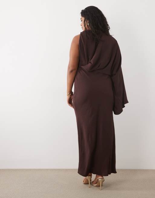 ASOS DESIGN Curve - Draperet oneshoulder-maxikjole med søjlesnit bagpå i fudge-brun, 4 af 4