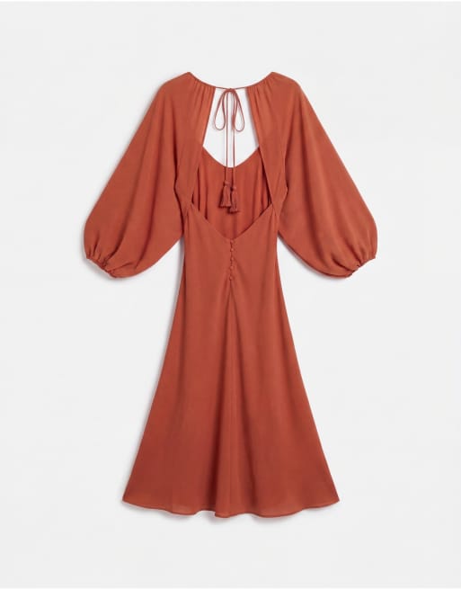 ASOS DESIGN Curve – Drapiertes Maxikleid in Rostrot mit drapierten Blousonärmeln und Quastenbindung, 6 von 8