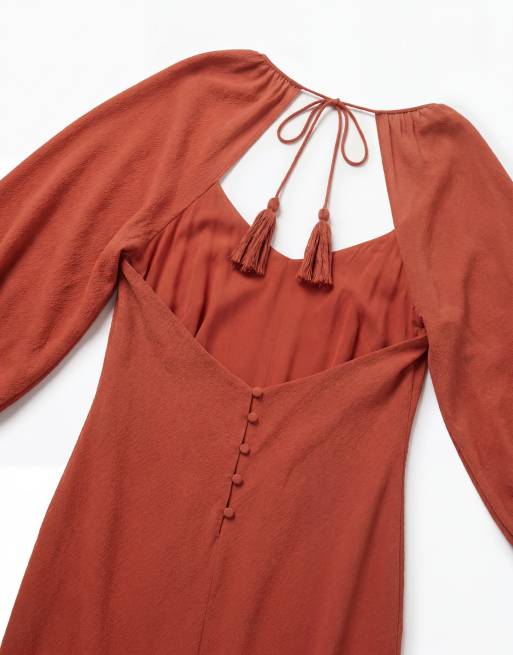 ASOS DESIGN Curve – Drapiertes Maxikleid in Rostrot mit drapierten Blousonärmeln und Quastenbindung, 8 von 8