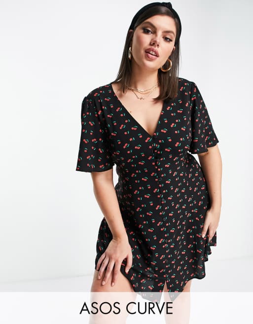 ASOS DESIGN Curve – Durchgeknöpftes Mini-Freizeitkleid mit Schnürung hinten, Flügelärmeln und Kirschenmuster