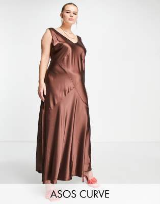 ASOS DESIGN Curve Edit – Czekoladowa satynowa sukienka midaxi ze skosu na ramiączkach