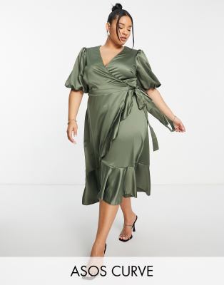 ASOS DESIGN Curve Edit – Kopertowa satynowa sukienka midi z bufiastymi rękawami w kolorze khaki
