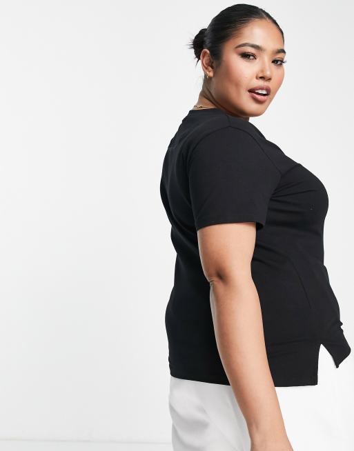 ASOS DESIGN Curve – Edit Luxe – Eng geschnittenes T-Shirt in Schwarz mit weitem V-Ausschnitt, 2 von 4