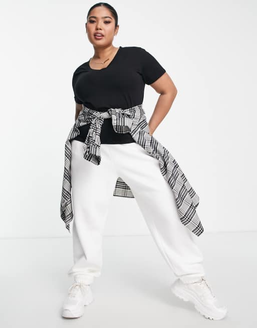 ASOS DESIGN Curve – Edit Luxe – Eng geschnittenes T-Shirt in Schwarz mit weitem V-Ausschnitt, 4 von 4