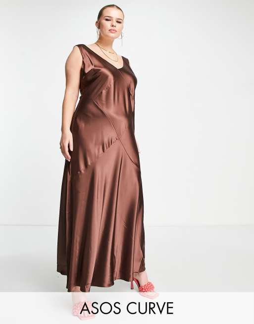 ASOS DESIGN Curve - Edit - Midaxi slipdress van satijn met ongelijke zoom in chocoladebruin