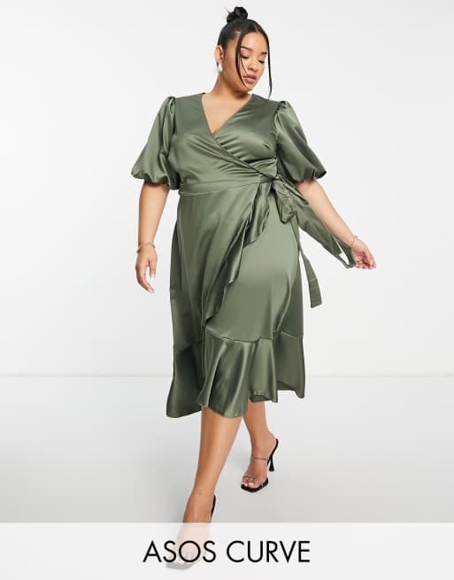 ASOS DESIGN Curve Edit - Robe portefeuille mi-longue en satin à manches bouffantes - Kaki