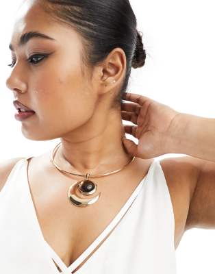 ASOS DESIGN Curve - Édition limitée - Collier ras de cou façon torque avec pierre semi-précieuse œil de tigre - Doré