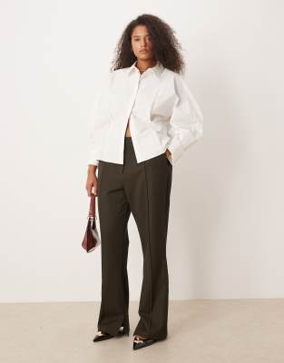 ASOS DESIGN Curve - Elegante Anzug-Schlaghose in Olivgrün mit Nahtdetail und Saumschlitz