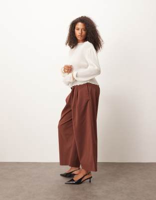 ASOS DESIGN Curve - Elegante Cropped-Hose in Schokobraun mit verstellbarer Bundlasche