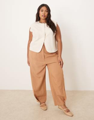 ASOS DESIGN Curve - Elegante Hose aus Leinen in Hellbraun mit anpassbarem Saum mit Lasche