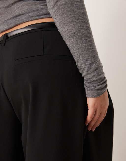 ASOS DESIGN Curve – Elegante Hose in Schwarz mit weitem Bein, Gürtel und Wickeldesign , 4 von 5