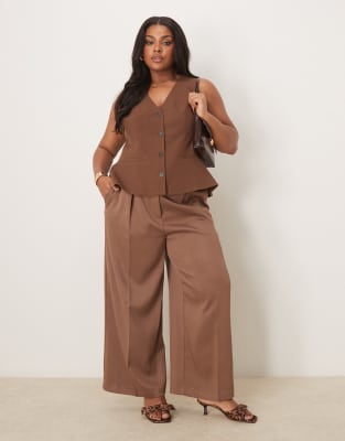 ASOS DESIGN Curve - Elegante, knöchellange Hose in Mokka mit Kunstledergürtel-Braun