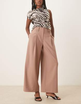 ASOS DESIGN Curve - Elegante, knöchellange Hose in Sesam-Braun mit Laschendetail-Brown