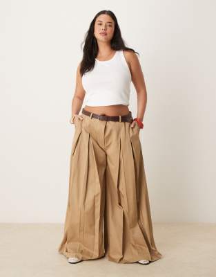 ASOS DESIGN Curve - Elegante, plissierte Hose in Steinbeige mit weitem Bein und Gürtel-Neutral