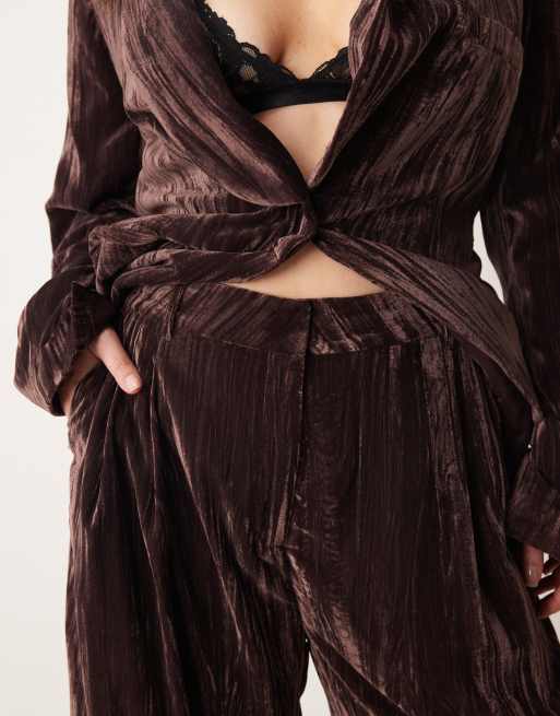 ASOS DESIGN Curve – Elegante Samthose in Schokobraun mit hohem Bund und geradem Bein, Kombiteil, 3 von 5