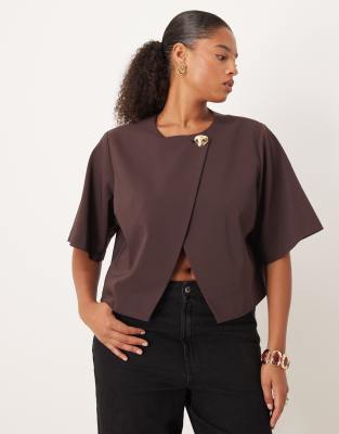 ASOS DESIGN Curve - Elegantes Oberteil in Maulbeere mit goldfarbenem Knopfdetail, Kombiteil-Rot