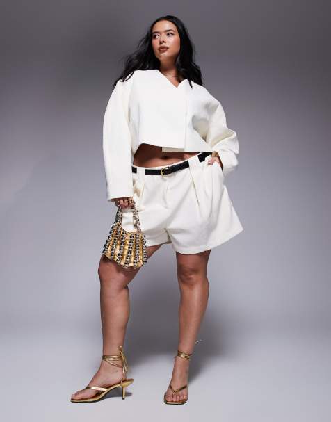 ASOS DESIGN Curve – Elegantes, strukturiertes Set in Cremeweiß, aus Shorts mit Gürtel und Cropped Blazer - view 1