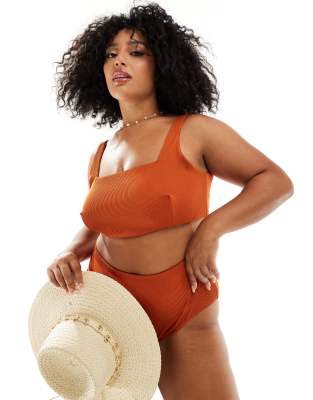 ASOS DESIGN Curve - Emily - Geripptes, kurzes Bikinioberteil in Rostrot-Orange