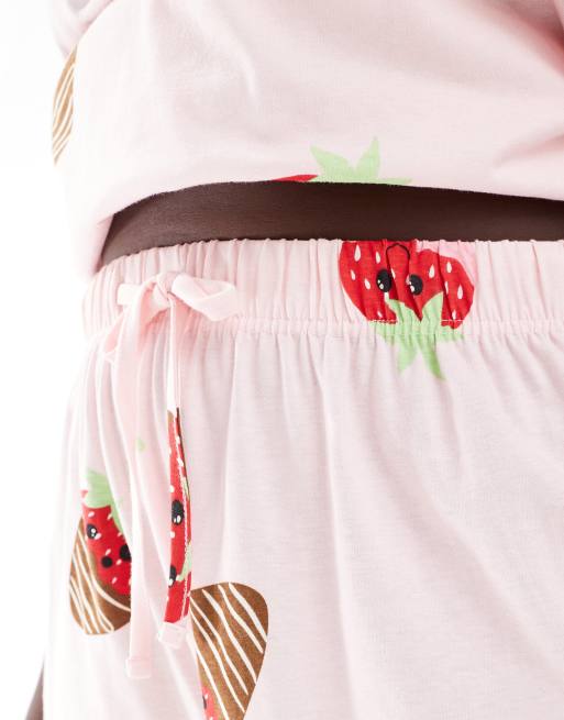 ASOS DESIGN Curve - Ensemble de pyjama t-shirt oversize et short avec imprimé fraises au chocolat - Rose, 3 de 4