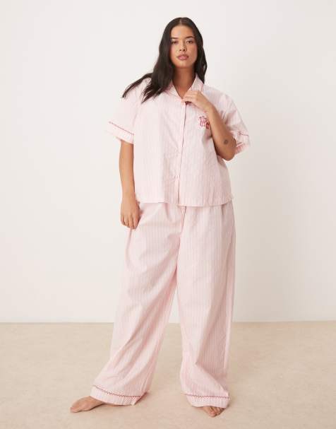 ASOS DESIGN Curve - Ensemble pyjama rayé à manches courtes à broderie Coffee break - Rose - view 1