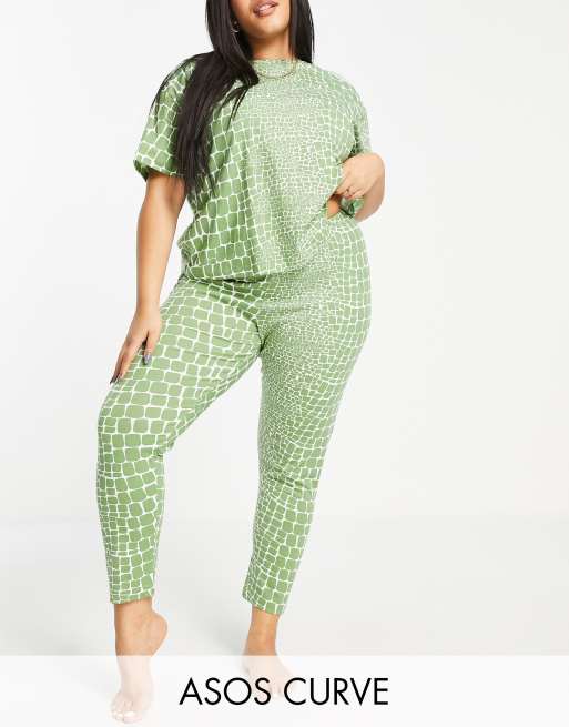 ASOS DESIGN Curve - Ensemble pyjama t-shirt et legging imprimé crocodile - Vert