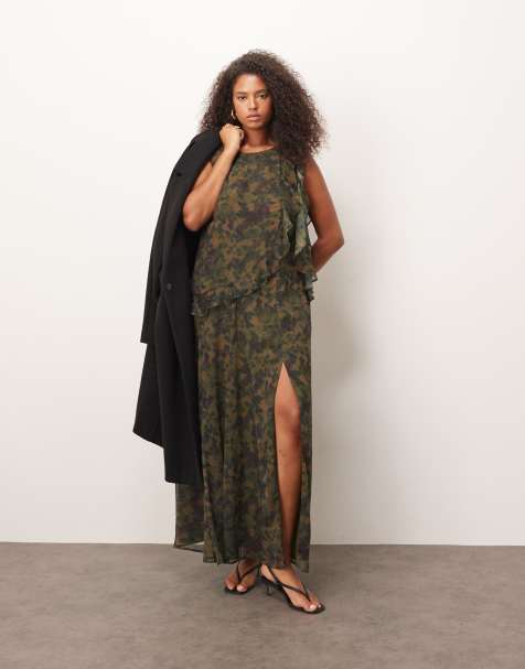 ASOS DESIGN Curve – Etuikleid in Grün mit Ringerrücken, Rüschen und abstraktem Muster - view 1