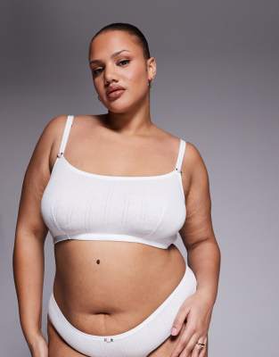 ASOS DESIGN Curve - Evie - Cropped-Top in Weiß mit Lochstickerei und Rosenknospen-Detail