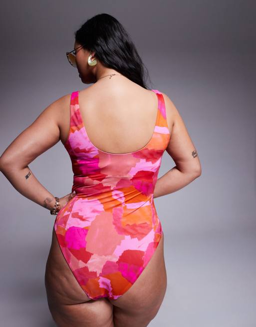 ASOS DESIGN Curve Exclusive – Arina Ultimate Revenge – Różowo-czerwony modelujący strój kąpielowy z dekoltem karo w abstrakcyjny wzór, 4 z 4