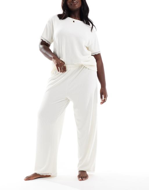 ASOS DESIGN Curve - Exclusive - Pyjamaset met T-shirt en broek van wafelstof met kant in ivoorwit