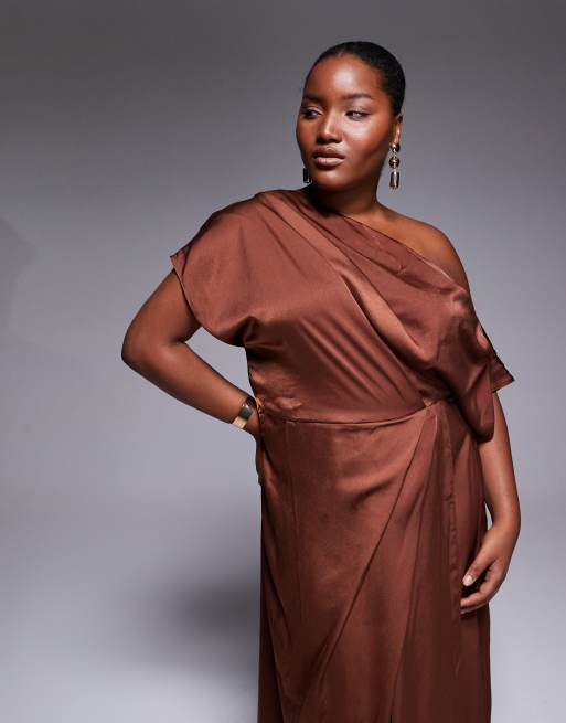 ASOS DESIGN Curve exclusive satin fallen shoulder side slit midi dress in chocolate, 2 of 4