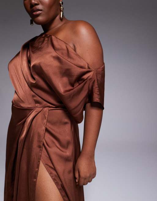 ASOS DESIGN Curve exclusive satin fallen shoulder side slit midi dress in chocolate, 4 of 4