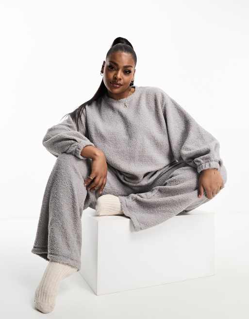 ASOS DESIGN Curve Exclusive – Szary zestaw odzieży domowej z kożuszka: bluza dresowa i spodnie z szerokimi nogawkami 