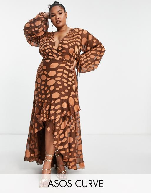 ASOS DESIGN Curve - Exclusivité - Robe portefeuille longue en satin avec lien à nouer à la taille et motif pois tissé en jacquard - Bronze