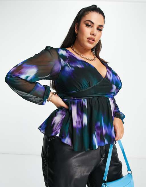 ASOS DESIGN Curve - Exclusivité - Top plongeant à manches évasées en tulle et ourlet à basque en imprimé graphique